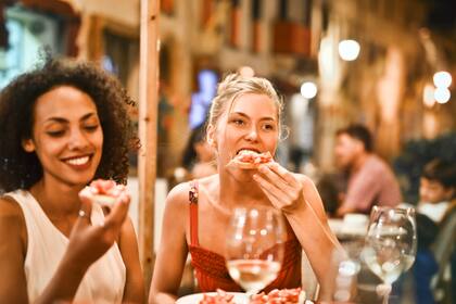 Uno de los antipasti más populares y tradicionales de Italia, que en Buenos Aires no solo se lleva muy bien con el salmón, sino con muchos otros ingredientes sabrosos y originales.