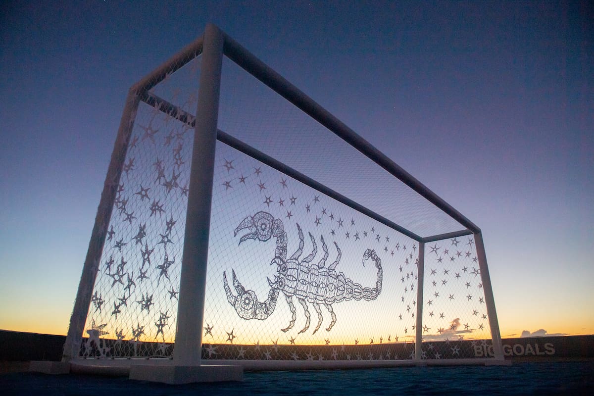 Uno de los arcos creados por tejedoras y artistas argentinos en la playa de Miami