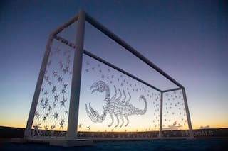 Tejieron a mano dos arcos gigantes que se instalaron en la playa de Miami en plena fiebre mundialista