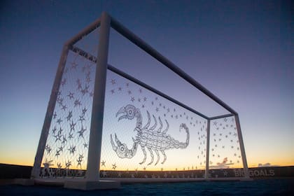 Tejieron a mano dos arcos gigantes que se instalaron en la playa de Miami en plena fiebre mundialista