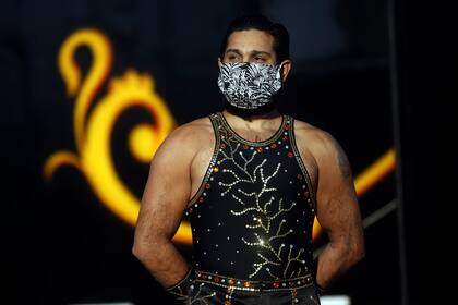 Uno de los artistas del Circo Rodas, con su barbijo correspondiente
