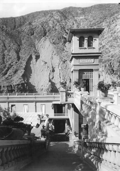 Uno de los ascensores originales, el que conectaba con los baños. Esa torre se mantiene en pie.