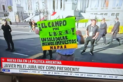 Uno de los asistentes a las cercanías del Congreso se acercó con un cartel que hacía referencia al campo