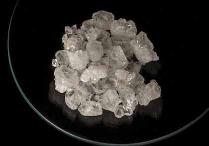 Uno de los aspectos más valorados de este mineral es su capacidad para reducir la grasa que se acumula en el cuero cabelludo