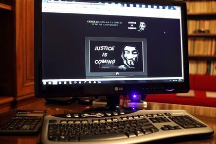 Uno de los ataques informáticos de Anonymous contra el sitio web del Ministerio de Justicia de Grecia. Héctor Xavier Monsegur, considerado uno de los líderes de LulzSec, colaboró con el FBI tras su arresto en 2011