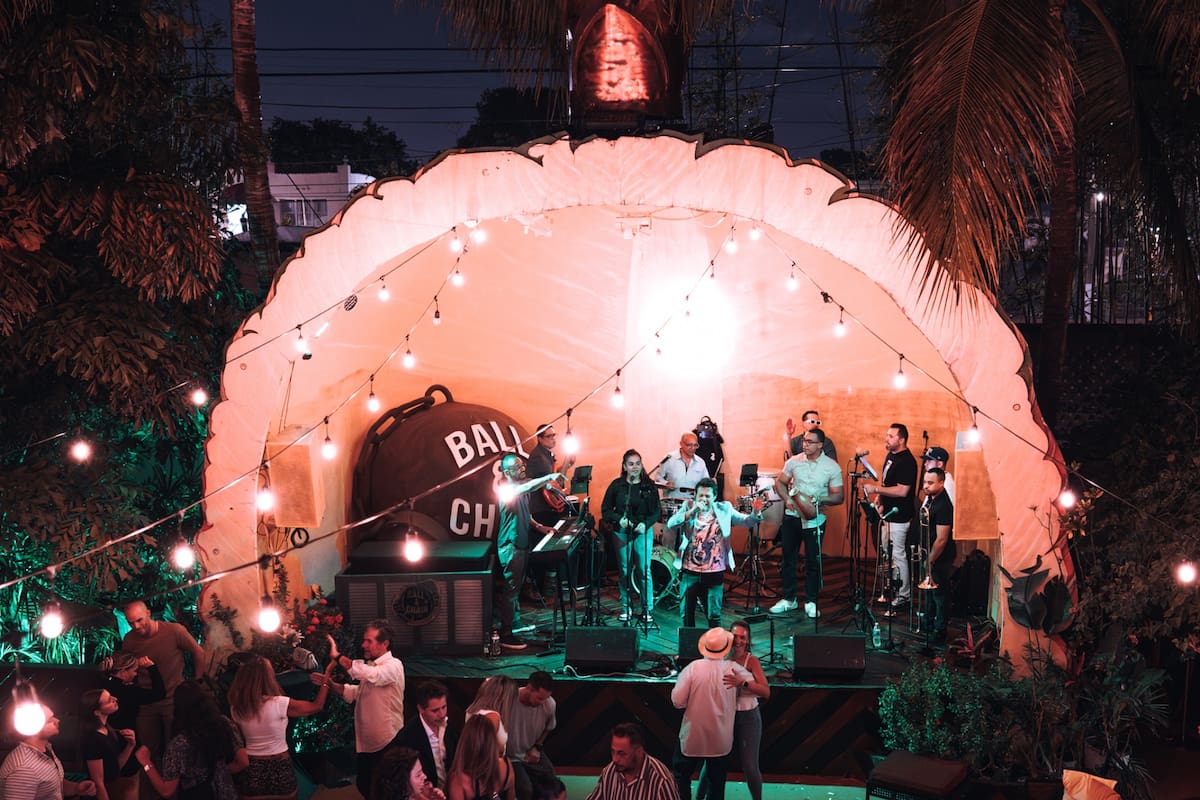 Uno de los atractivos de Ball & Chain es su escenario con forma de piña