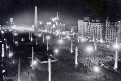Uno de los atractivos de la flamante avenida 9 de Julio era su iluminación, que los porteños descubrieron con los bailes que se prolongaron hasta la noche en la jornada inaugural