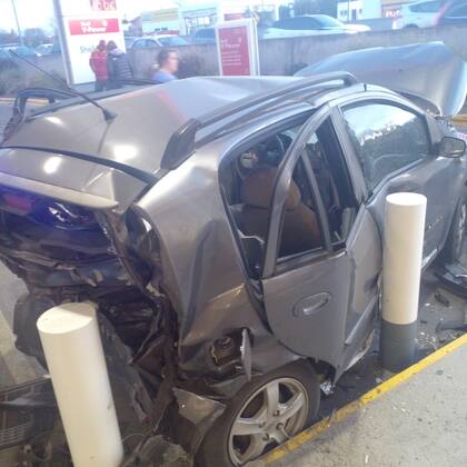 Uno de los autos impactados