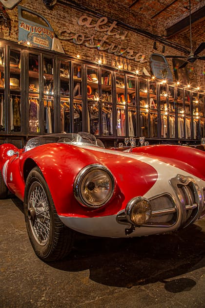 Uno de los autos de colección que se exhiben entre las mesas