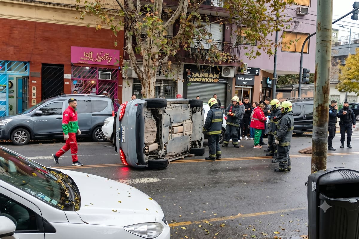 Uno de los autos quedó de costado tras el fuerte impacto