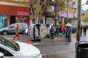 Un Audi chocó con una camioneta y quedó semivolcado sobre la calzada