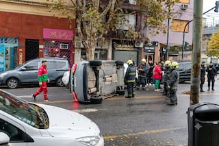 Un Audi chocó con una camioneta y quedó semivolcado sobre la calzada
