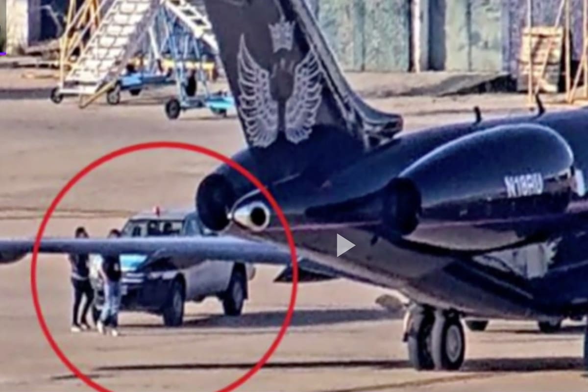 Uno de los aviones de Leonardo Scatturice, un empresario cercano al Gobierno, en Aeroparque; TN reveló imágenes que parte del equipaje de ese vuelo no fue controlado por la Aduana