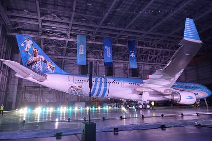 Uno de los aviones destinados a los hinchas de la selección argentina que viajarán para el Mundial de Qatar, presentado por Aerolíneas Argentinas y AFA en Ezeiza.