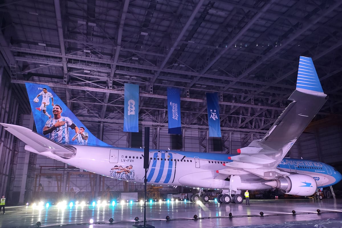 Uno de los aviones destinados a los hinchas de la selección argentina que viajarán para el Mundial de Qatar, presentado por Aerolíneas Argentinas y AFA en Ezeiza.