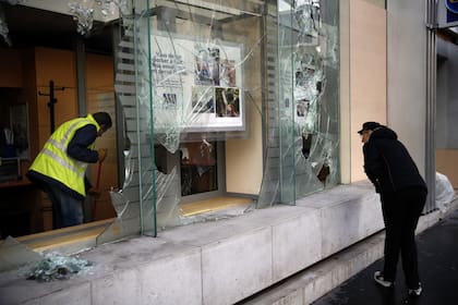 Uno de los bancos que quedaron destrozados tras la violenta jornada del sábado
