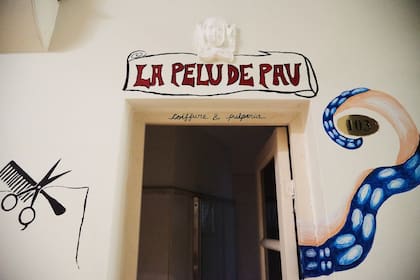 Uno de los baños está rediseñado como una peluquería y tiene un pulpo azul gigante pintado en su entrada