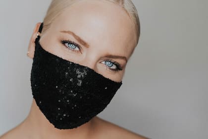 Uno de los barbijos hechos a medida de la diseñadora de vestidos de novia Katie May, que pueden costar hasta 45 dólares la unidad