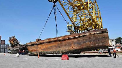 Uno de los barcos rescatados por Prefectura