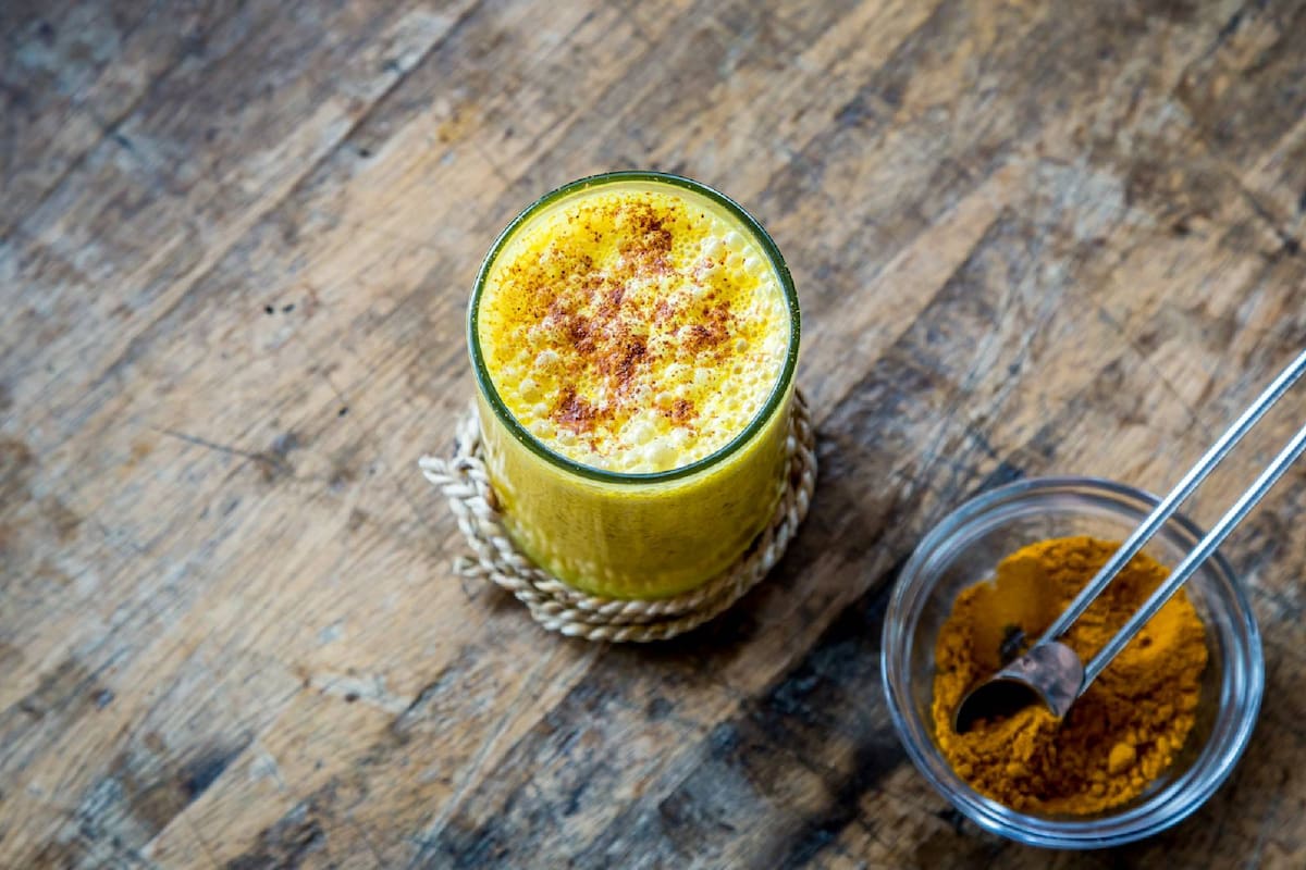 Uno de los beneficios de la leche dorada es que disminuye la inflamación