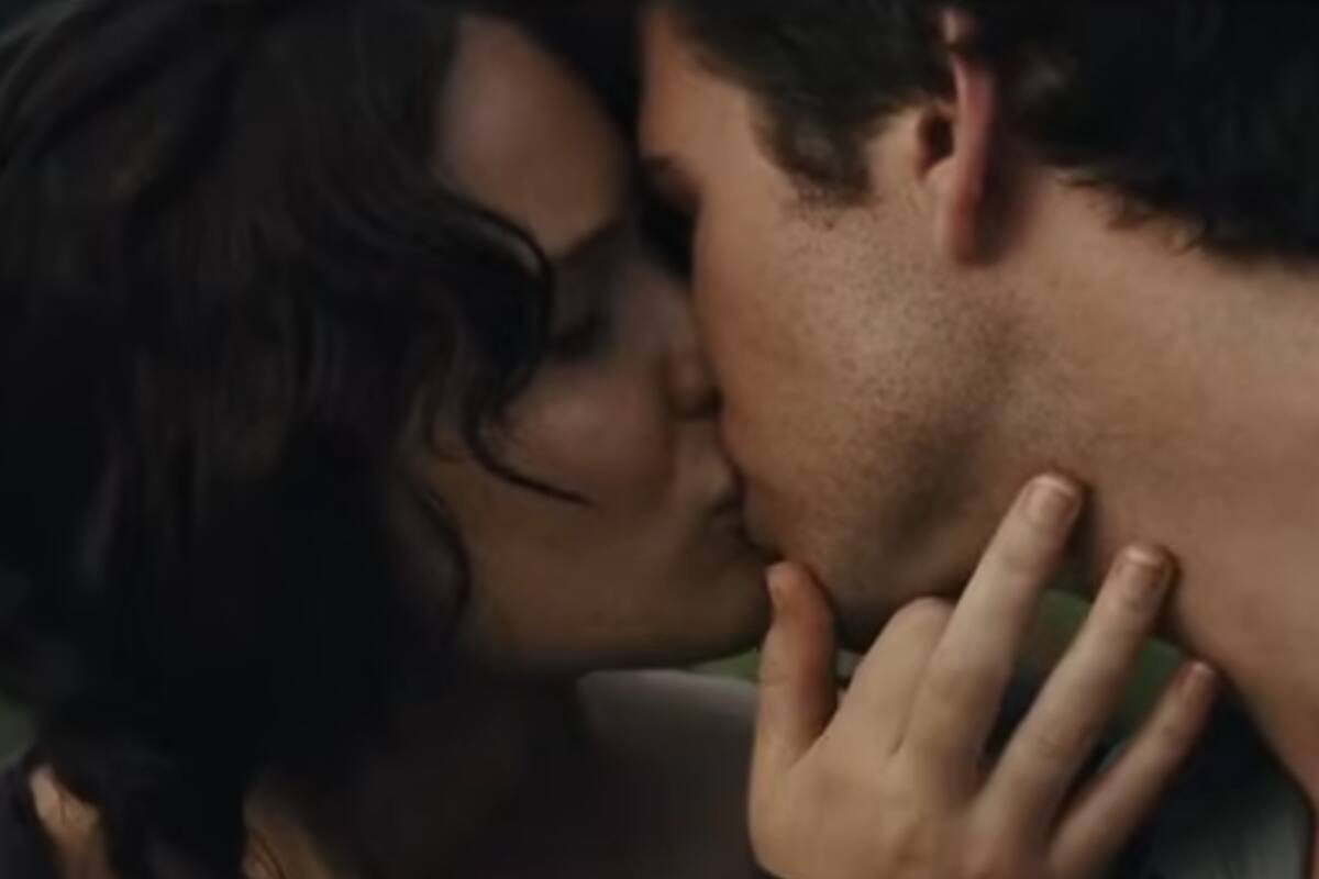 Uno de los besos de Katniess y Gale en Los juegos del hambre