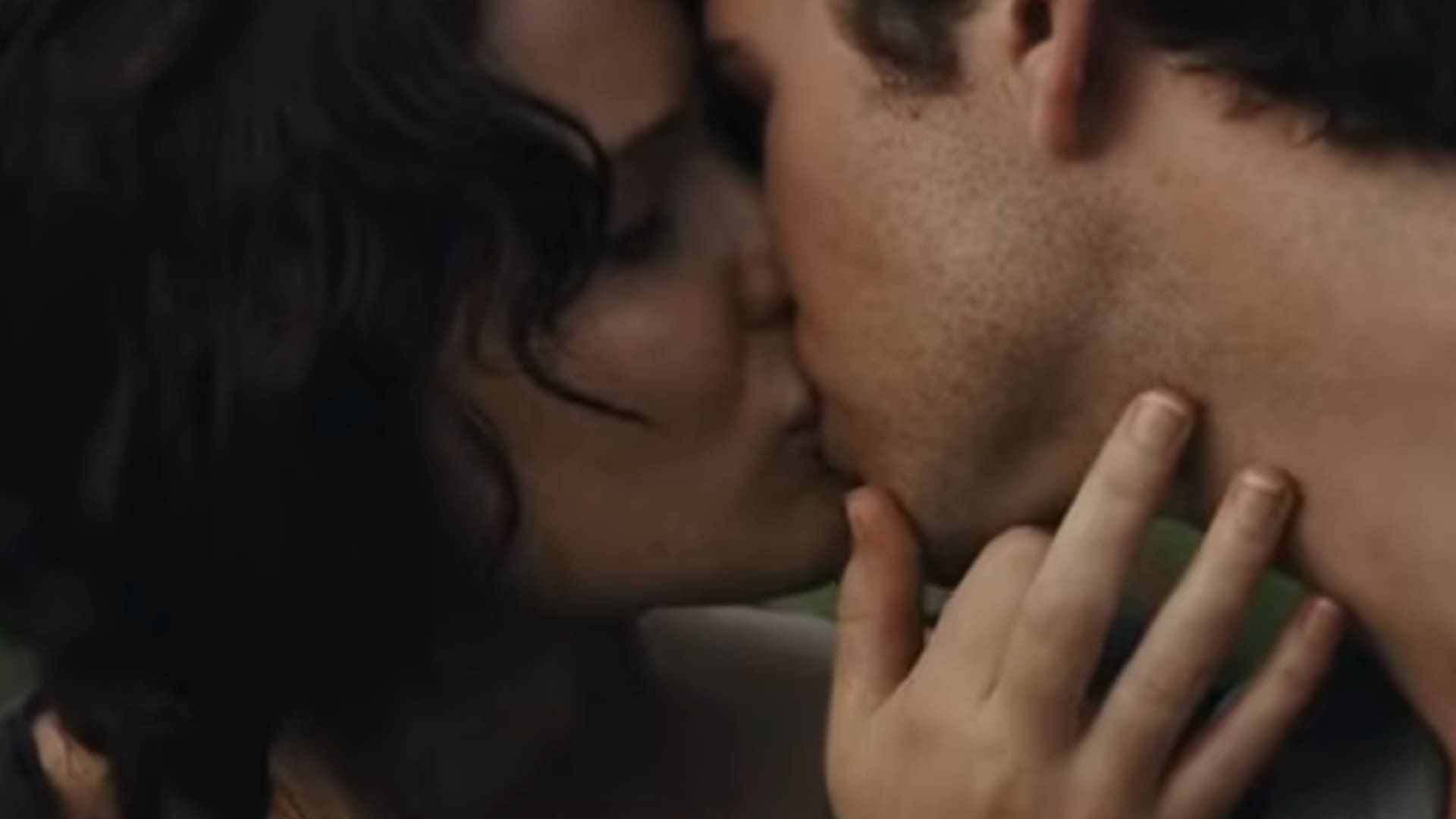 Uno de los besos de Katniess y Gale en Los juegos del hambre