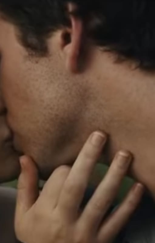 Uno de los besos de Katniess y Gale en Los juegos del hambre