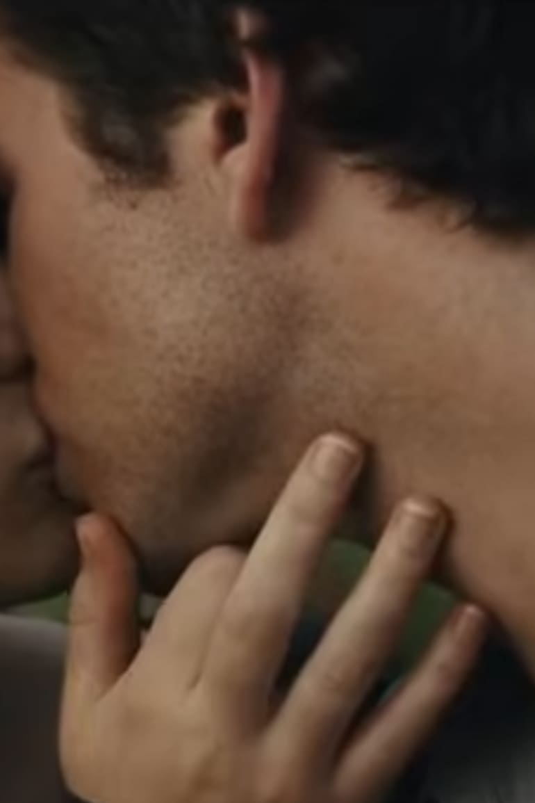 Uno de los besos de Katniess y Gale en Los juegos del hambre