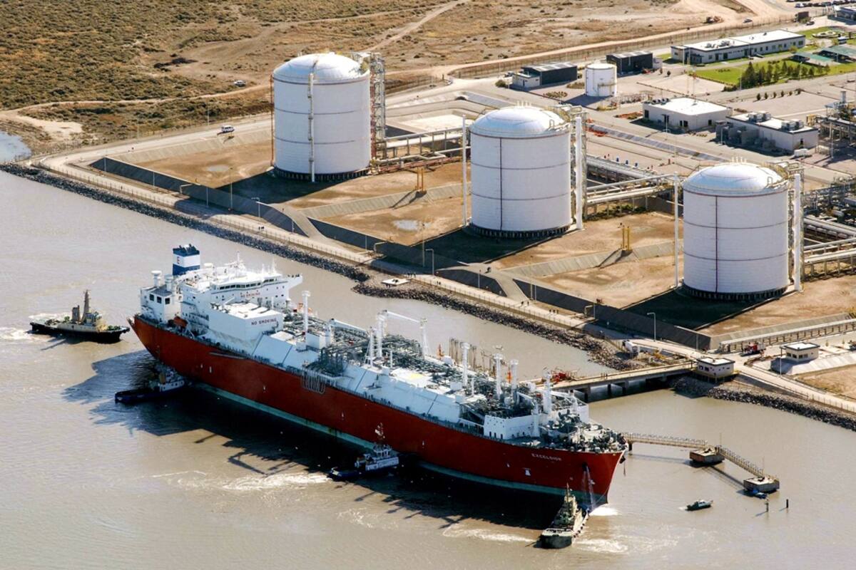 Uno de los buques regasificadores, amarrado en el muelle de Bahía Blanca, descarga gas importado