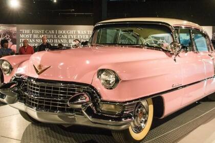Uno de los Cadillac rosas de Elvis Presley es exhibido en algunas exposiciones de los Estados Unidos