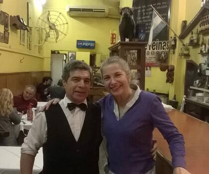 Uno de los camareros con Alejandra Darín
