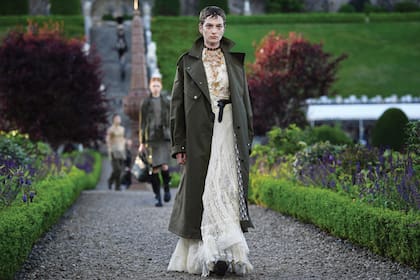 Uno de los caminos del castillo Drummond, en Edimburgo, se convirtió en una pasarela de lujo para la presentación de la nueva colección de Dior.