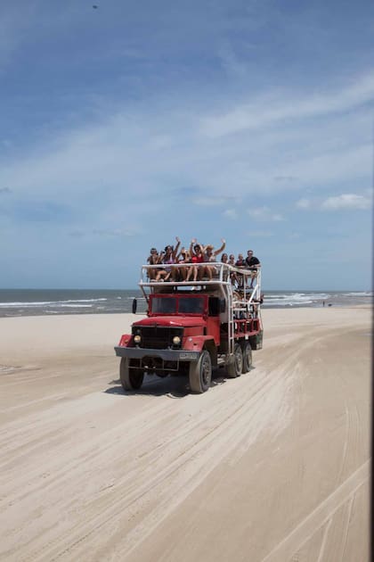 Uno de los camiones con los que se accede a Cabo Polonio