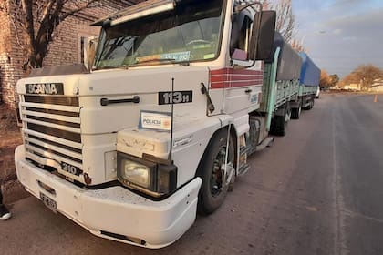 Uno de los camiones secuestrados en el operativo que presuntamente participó del robo de las 300 toneladas de soja en Buchardo, al sur de Córdoba