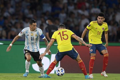 Uno de los caños de Ángel Di María en los primeros minutos del partido, ante Mateus Uribe