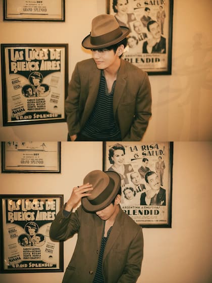 Uno de los cantantes de BTS posa en "la librería más linda del mundo"