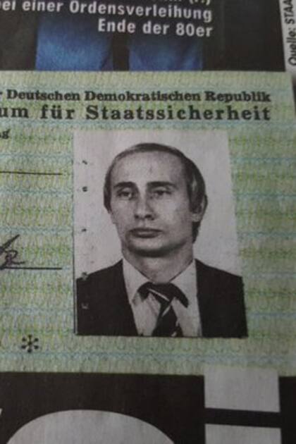 Uno de los carnet que tenía Putin como supuesto miembro de la policía secreta de Alemania Oriental, cuando trabajaba como agente ruso de la KGB