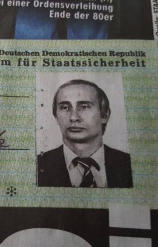 Uno de los carnet que tenía Putin como supuesto miembro de la policía secreta de Alemania Oriental, cuando trabajaba como agente ruso de la KGB