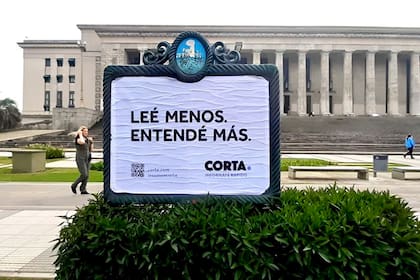 Uno de los carteles con la campaña del sitio Corta en la vía pública