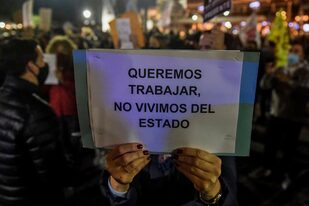 Uno de los carteles de la manifestación de los comerciantes en Rosario contra la restricción nocturna de actividades