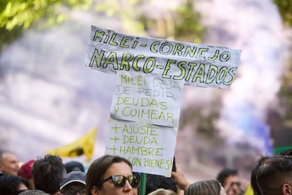 Uno de los carteles de manifestantes opositores