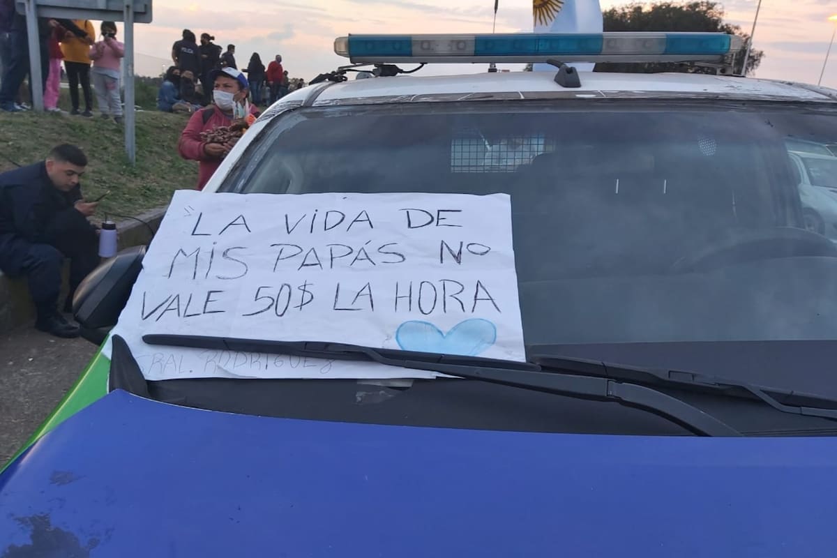 Uno de los carteles en la manifestación policial, en Puente 12