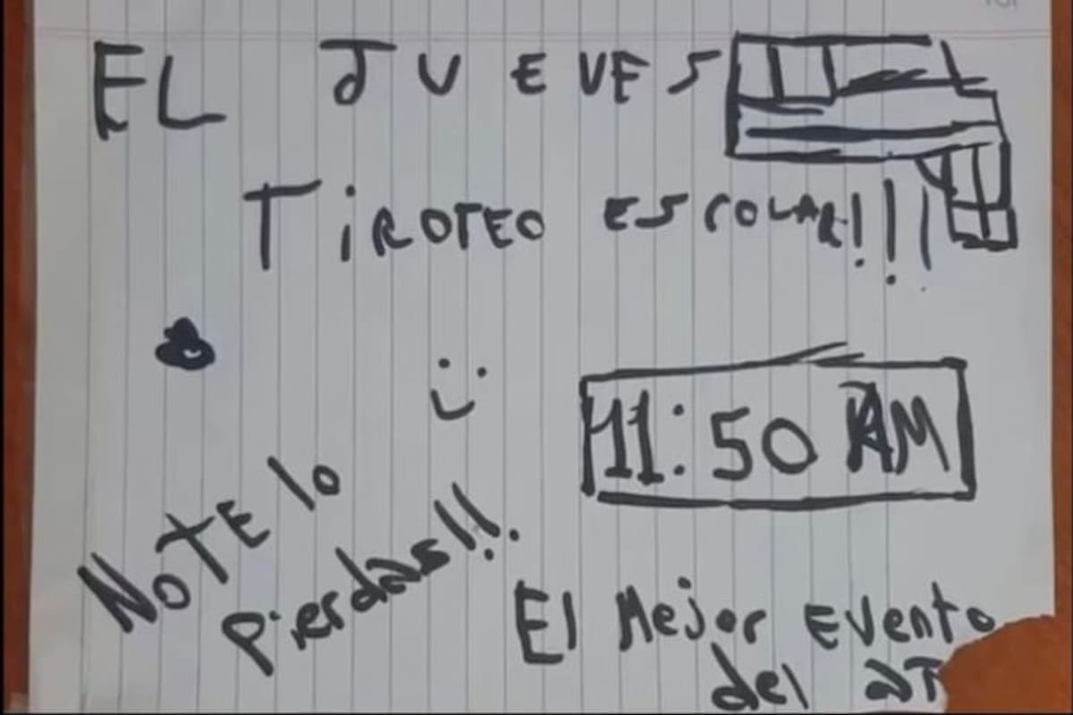 Uno de los carteles improvisados, en hojas escolares, que invitan al "mejor evento del año"