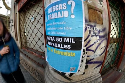 Uno de los carteles que fueron pegados por todo Montevideo con la oferta "laboral"