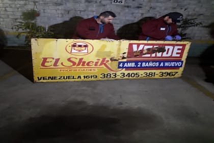 Uno de los carteles que se guardaban en la playa de estacionamiento allanada