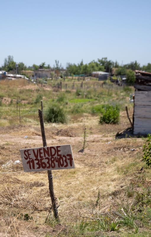 Uno de los carteles que se ven dentro del predio tomado donde ayer hubo una masacre.