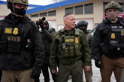 Uno de los casos que se investigarán en Minnesota es el encuentro en enero donde se vio a Bovino desplegando un agente químico en una multitud de manifestantes