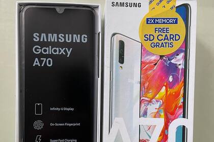 Uno de los celulares que se subastará