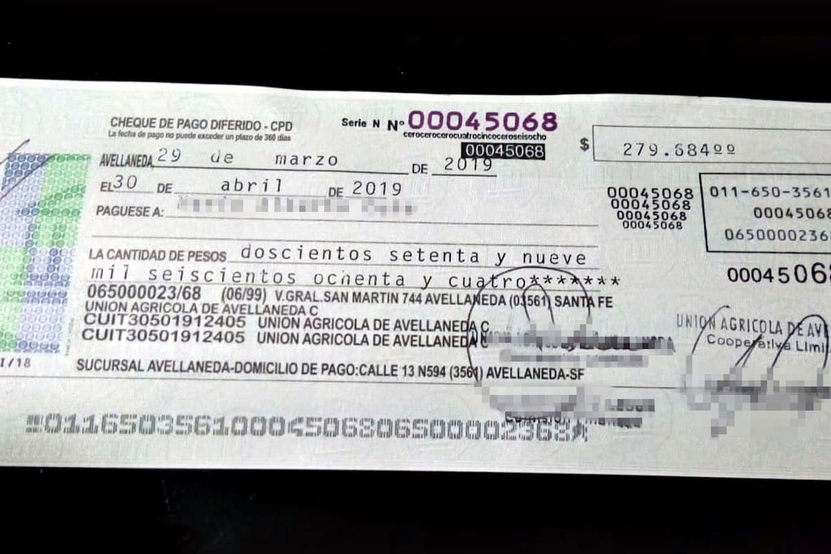 Uno de los cheques falsificados