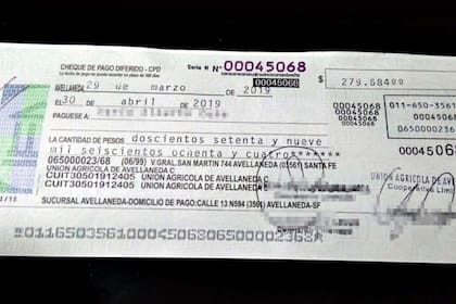 Uno de los cheques falsificados